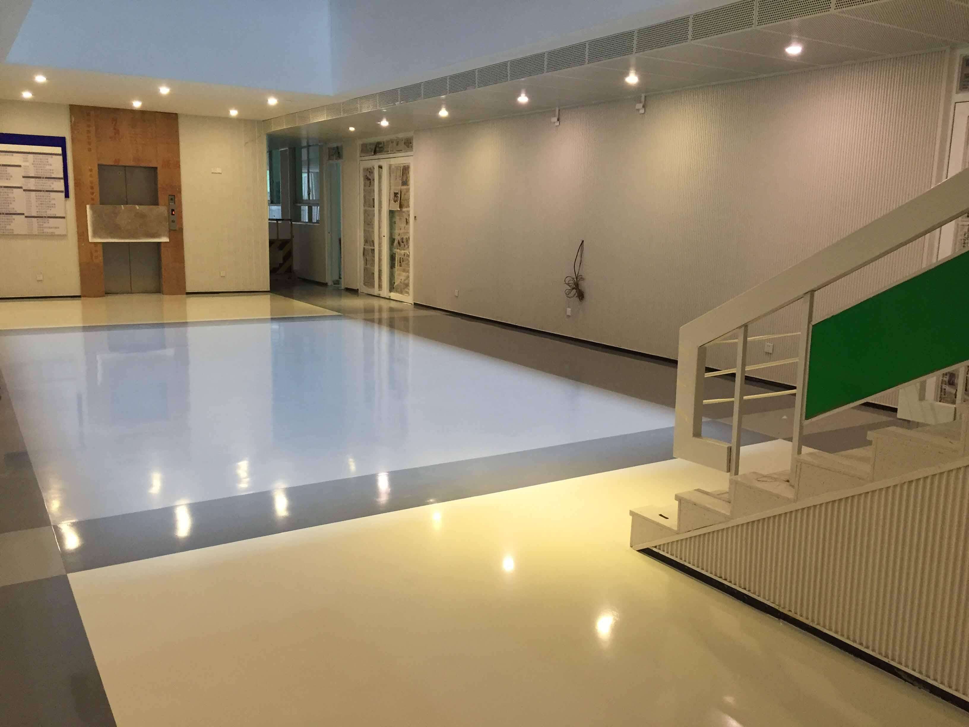 如何用環(huán)氧彩砂地坪漆打造時(shí)尚型購物中心地面系統(tǒng)？